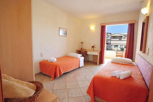 אצ'ארבי Thinalos Aparthotel מראה חיצוני תמונה