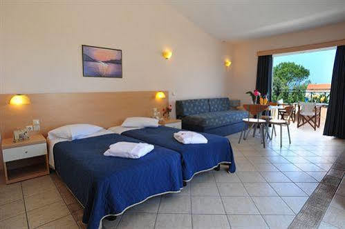אצ'ארבי Thinalos Aparthotel מראה חיצוני תמונה