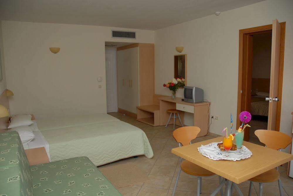 אצ'ארבי Thinalos Aparthotel מראה חיצוני תמונה
